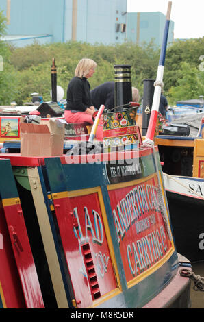 Eine Dame sitzt auf dem Dach der Kabine von einem geschützten Kanal Boot unter anderen bunten außerhalb der Lion Salt arbeitet an einem Oldtimer Rallye günstig Stockfoto