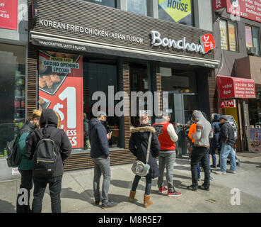 Kunden, die außerhalb einer Franchise von Bonchon Koreanischen gebratenes Huhn in seiner Eröffnung Feier am neuen Standort in Chelsea in New York am Mittwoch, 14. März 2018. Die Teilnehmer wurden um eine Probe Ihrer Unterschrift behandelt gebratenes Huhn für einen Dollar. Die Kette begann in Südkorea und hat zahlreiche Standorte in den USA mit koreanischer und asiatische Speisen neben Ihrer beliebten Hähnchen. (© Richard B. Levine) Stockfoto