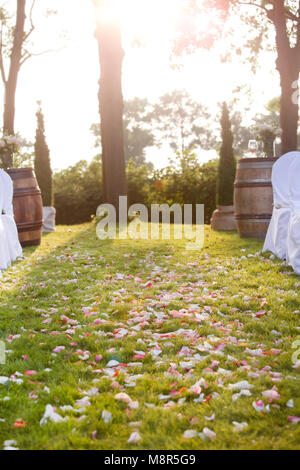 Ein Sommer Garten festlich dekoriert für eine Hochzeit Stockfoto