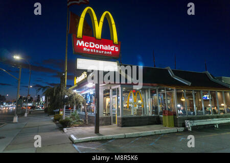 Ein McDonald's Restaurant in der Long Island City in Queens in New York am Dienstag, 13. März 2018. (Â© Richard B. Levine) Stockfoto