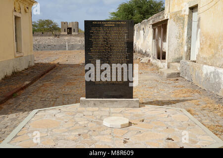 Gedenktafel: "Aos que Aqui deram a vida Pela liberdade', Museu do Tarrafal Tarrafal, Lager, Tarrafal, Insel Santiago, Kap Verde, Afrika Stockfoto