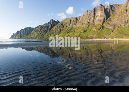 Tag Sommer in Ersfjord, Senja, Norwegen. Okshornan Gipfeln im Hintergrund. Stockfoto