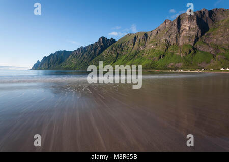 Tag Sommer in Ersfjord, Senja, Norwegen. Okshornan Gipfeln im Hintergrund. Stockfoto