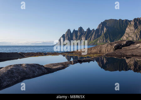 Tag Sommer am Tungeneset, Senja, Norwegen. Okshornan Gipfeln im Hintergrund. Stockfoto