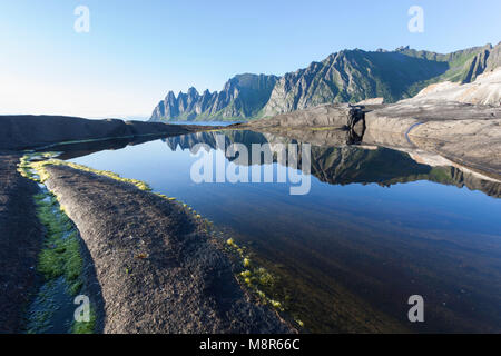 Tag Sommer am Tungeneset, Senja, Norwegen. Okshornan Gipfeln im Hintergrund. Stockfoto