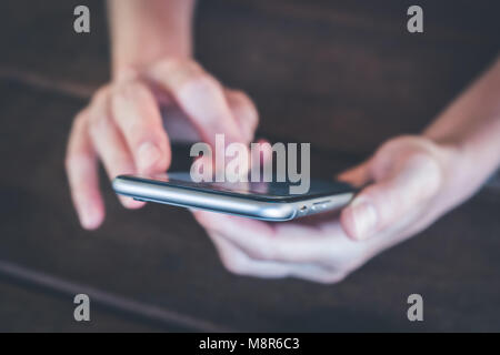 Hände halten Telefon Makro - Mädchen verwendet Smartphone closeup - Stockfoto