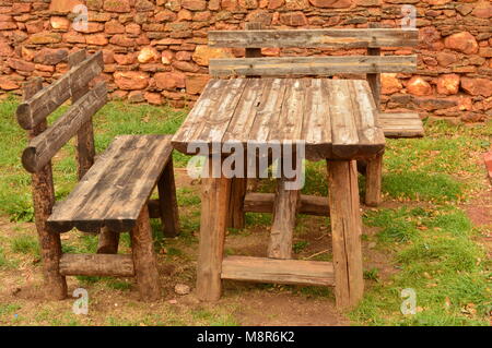 Tische und Stühle Typische der vergangenen Jahrhunderte in einem malerischen Dorf mit seinem schwarzen Schieferdach Madriguera. Architektur Ferienhäuser Reisen Ländliche Stockfoto