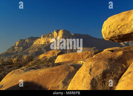 El Capitan und Guadalupe Peak bei Sonnenuntergang, Guadalupe Mountains Nationalpark, Texas, USA Stockfoto