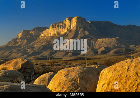 Kalksteinfelsen, El Capitan und Guadalupe Peak bei Sonnenuntergang, Guadalupe Mountains-Nationalpark, Texas, USA Stockfoto