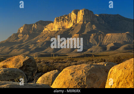 Kalksteinfelsen, El Capitan und Guadalupe Peak bei Sonnenuntergang, Guadalupe Mountains-Nationalpark, Texas, USA Stockfoto