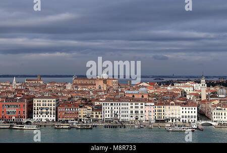 Venedig, Italien - 20. Januar 2018. Blick auf den Stadtteil Castello von der Oberseite der Glockenturm der Kirche San Giorgio Maggiore. Stockfoto