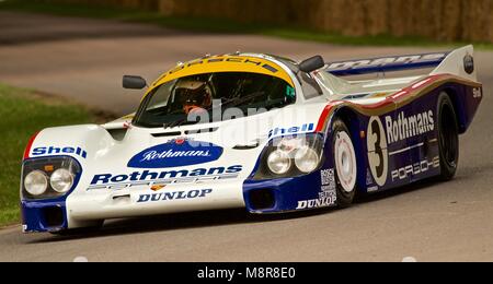 Historische Porsche 956 Rennwagen im Zeitraum Rothmans Livree - Goodwood Festival der Geschwindigkeit 2011 Stockfoto