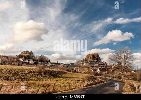 Das Dorf von Apchon im Cantal in Auvergne, Frankreich Stockfoto