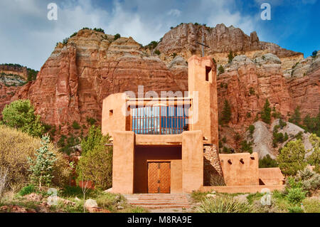 Kirche von Christ des Klosters Wüste, Mesa de Las Viejas hinter, in Chama Canyon in der Nähe von Abiquiu, New Mexico, USA Stockfoto