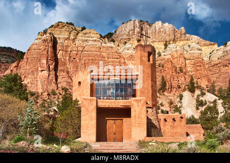 Kirche von Christ des Klosters Wüste, Mesa de Las Viejas hinter, in Chama Canyon in der Nähe von Abiquiu, New Mexico, USA Stockfoto