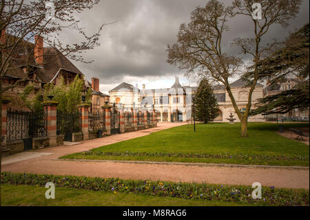 Place de Oberst Laussedat in Moulins, Tarn-et-Garonne, Frankreich, begrenzt durch das Musée Anne de Beaujeu Stockfoto