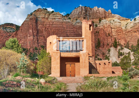 Kirche von Christ des Klosters Wüste, Mesa de Las Viejas hinter, in Chama Canyon in der Nähe von Abiquiu, New Mexico, USA Stockfoto