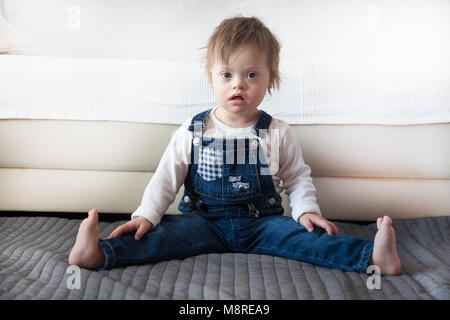 Portrait von niedlichen Baby Junge mit Down-syndrom Stockfoto