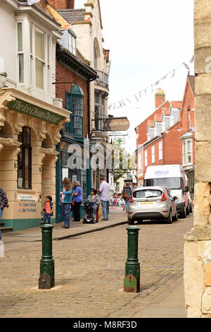 Bailgate in Lincoln, einschließlich Eisdiele und Café Zoot, mit Blick vom Südende in der Nähe des Westeingangs der Kathedrale und der Burg Stockfoto