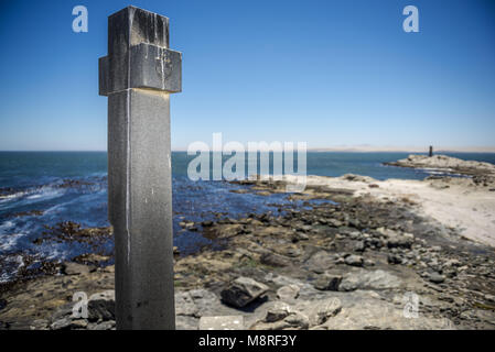 1488 Bartolomeu Dias eine padrao seine Reise zu markieren. 1988 wurde ein neuer Stein Kreuz errichtet wurde, nachdem die ursprüngliche auf die Elemente erlegen war Stockfoto