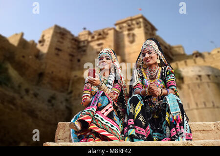 Kalbelia Tänzer in traditionellen Trachten außerhalb Jaisalmer Fort. Stockfoto