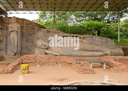 Die ständigen Buddha und der liegende Buddha in Gal Vihara in Polonnaruwa, Sri Lanka. Stockfoto