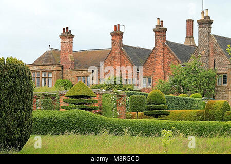 Felley Priory Gardens mit dem formgehölze Hecken im Hochsommer. Nottingham, England, Großbritannien Stockfoto