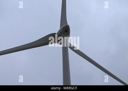 Turbinenschaufeln spinnen auf einen Windpark, Windparks auf einem Hügel von West Cork, Irland. Stockfoto