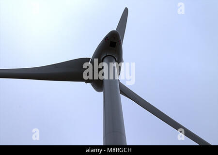 Turbinenschaufeln spinnen auf einen Windpark, Windparks auf einem Hügel von West Cork, Irland. Stockfoto