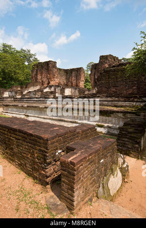 Der Rat der Kammer des Königlichen Palastes in Polonnaruwa in Sri Lanka an einem sonnigen Tag mit blauen Himmel. Stockfoto