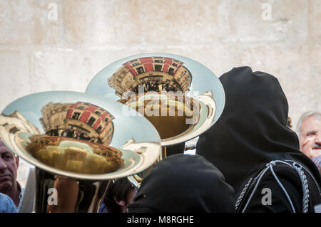 Bass Horn. Prozession der Heiligen Freitag. Leon, Spanien. Heilige Woche 2017. Stockfoto