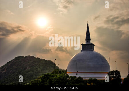 Ein HDR-imgae des Maha Stupa aka Maha Seya auf mihintale Hügel in Sri Lanka Stockfoto