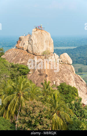 Aradhana Gala rock gegenüber Mihintale, die Pilger und Touristen klettern zu beten, oder sehen Sie sich die Aussicht auf einen sonnigen Tag mit blauen Himmel. Stockfoto