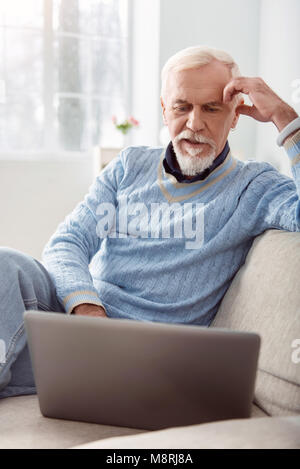 Angenehme älterer Mann Video auf Laptop Stockfoto