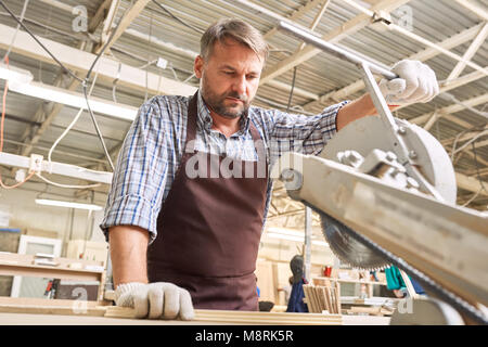 Qualifizierte Tischler Schneiden von Holz in Tischlerarbeiten Stockfoto