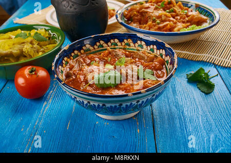 Indische Küche. Naat yakkhn - Kaschmir Joghurt Lamm Curry, Traditionelle sortierten Indien Gerichte, Ansicht von oben. Stockfoto