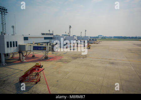 BANGKOK, THAILAND - 09 Februar, 2018: Die Schöne im Hinblick auf metallische große Strukturen der Ankunft der Fluggäste, wo der Flug an Bord zu internationalen Flughafen Bangkok in Thailand zu conect Stockfoto
