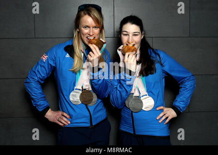 Der ParalympicsGB Menna Fitzpatrick (rechts) und PyeongChang 2018 Winter Paralympics ihr Führer Jennifer Kehoe mit ihren Gold-, 2 Silber- und Bronzemedaillen als die Mannschaft am Flughafen Heathrow, London ankommen,. Stockfoto