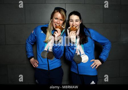 Der ParalympicsGB Menna Fitzpatrick (rechts) und PyeongChang 2018 Winter Paralympics ihr Führer Jennifer Kehoe mit ihren Gold-, 2 Silber- und Bronzemedaillen als die Mannschaft am Flughafen Heathrow, London ankommen,. Stockfoto