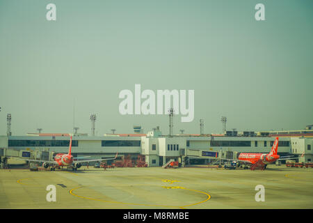 BANGKOK, THAILAND - 09 Februar, 2018: Outdoor Ansicht von Verkehrsflugzeugen, airasia mit einem Turm in der Horizont in Bangkok International Airport in Thailand. Stockfoto