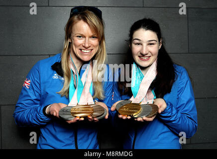 Der ParalympicsGB Menna Fitzpatrick (rechts) und PyeongChang 2018 Winter Paralympics ihr Führer Jennifer Kehoe mit ihren Gold-, 2 Silber- und Bronzemedaillen als die Mannschaft am Flughafen Heathrow, London ankommen,. Stockfoto