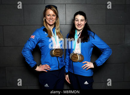 Der ParalympicsGB Menna Fitzpatrick (rechts) und PyeongChang 2018 Winter Paralympics ihr Führer Jennifer Kehoe mit ihren Gold-, 2 Silber- und Bronzemedaillen als die Mannschaft am Flughafen Heathrow, London ankommen,. Stockfoto