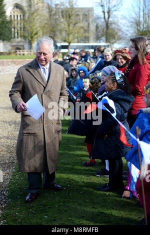 Der Prinz von Wales spricht mit Kindern bei einem Besuch in der Kirche der Heiligen Dreifaltigkeit, eine Kirche aus dem 15. Jahrhundert, die von Herrn Ralph Cromwell in der Nähe von Schloss Tattershall in Lincolnshire gebaut. Stockfoto