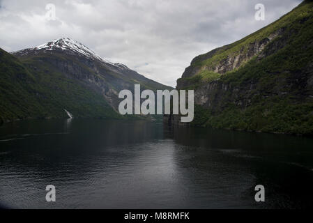 Die skageflå Bergbauernhof liegt 250 Meter über dem Geiranger Fjord in Norwegen und ist nur über eine sehr steile Weg vom Ufer erreicht nur Dow Stockfoto