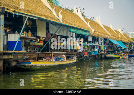 BANGKOK, THAILAND - 09 Februar, 2018: Im freien Blick auf schwimmenden Markt o Lokale Leute verkaufen auf dem Holzboot. Damnoen Saduak ist die beliebteste schwimmenden Markt in Thailand Stockfoto