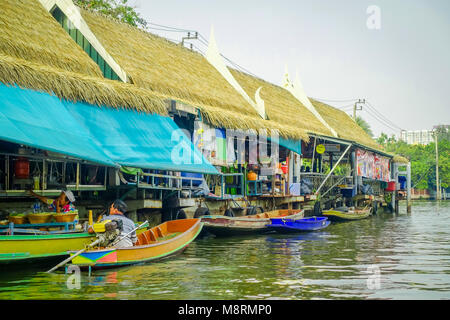 BANGKOK, THAILAND - 09 Februar, 2018: Im freien Blick auf schwimmenden Markt o Lokale Leute verkaufen auf dem Holzboot. Damnoen Saduak ist die beliebteste schwimmenden Markt in Thailand Stockfoto