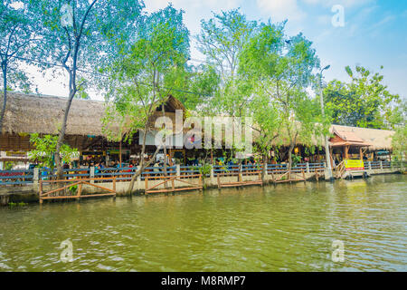 BANGKOK, THAILAND - 09 Februar, 2018: Im freien Blick auf schwimmenden Markt o Lokale Leute verkaufen auf dem Holzboot. Damnoen Saduak ist die beliebteste schwimmenden Markt in Thailand Stockfoto