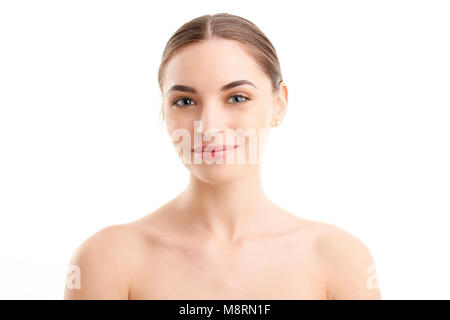 7/8 Schuß von schönen jungen Frau lächelnd und Kamera. Auf weissem backgrond isoliert. Stockfoto