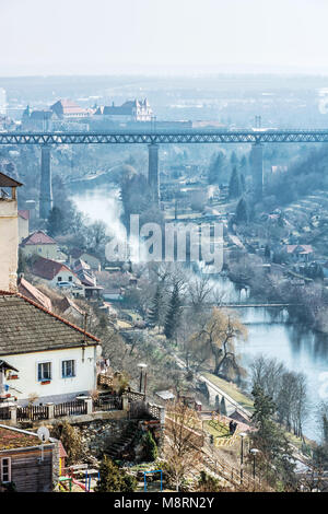 Kloster Louka und Eisenbahn Brücke über Fluss Dyje, Znojmo, Südmähren, Tschechische Republik. Reiseland. Stockfoto