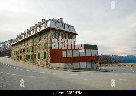 Hotel am Rande der Haarnadelkurve auf der Furka in der Schweiz Stockfoto